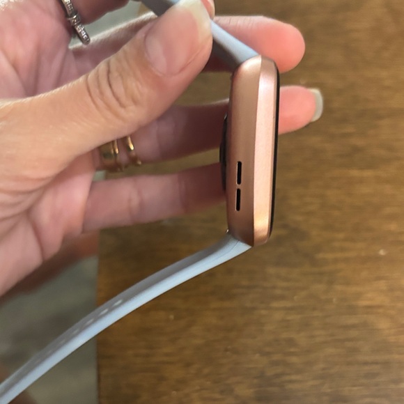 Elegant Smartwatch with Gold Case and White Band - Picture 5 of 6